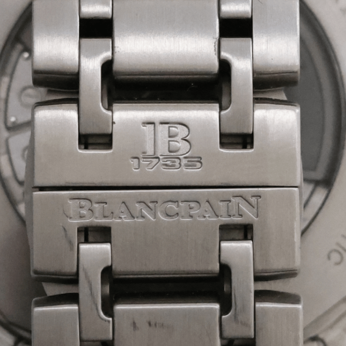 buckle logo